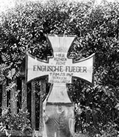 c. 1945, The original grave of eight airmen of 460 Squadron RAAF killed on a raid on Chemnitz, Germany on 5 March 1945.